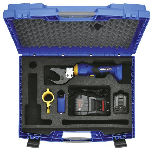 Öffnen Sie die blaue Plastikbox, die eine elektrische Gartenschere, ein Ladegerät, einen Ersatzakku und zusätzliches Zubehör in Schaumstoffaussparungen enthält.