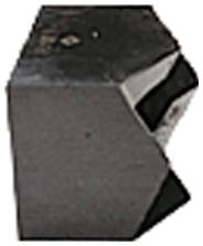 Ein raues, dunkel gefärbtes geometrisches Gestein mit scharfen Kanten und einer zerklüfteten Oberfläche, vor einem schlichten weißen Hintergrund.