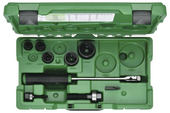 Eine grüne Werkzeugkiste, die Steckschlüssel, einen Schraubenschlüssel, einen Schraubendreher und andere Handwerkzeuge ordentlich angeordnet enthält, speziell für den Automobilbereich konzipiert.