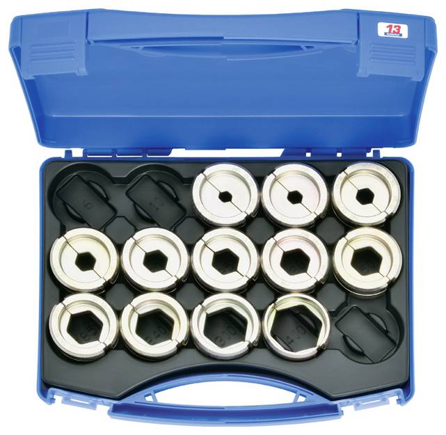 Blauer Plastikkoffer mit verschiedenen metallischen Steckschlüsseln, die in einem Rastermuster angeordnet sind.