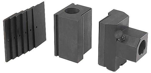 Ein Satz schwarzer optischer Komponenten, einschließlich Platten und Halterungen, die für wissenschaftliche oder Laborausrüstung verwendet werden.