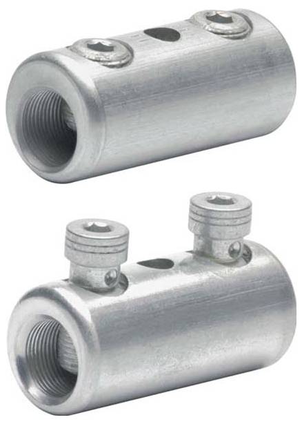 Zwei zylindrische Metallverbinder mit Gewindebohrungen nebeneinander. Einer zeigt Schrauben, die teilweise herausgedreht sind. Verwendet zum Verbinden von Kabeln oder Rohren.