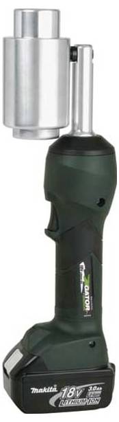 Ein kabelloser elektrischer 18V Schlagschrauber mit schwarzem und silbernem Design, der einen Makita-Akku an der Basis zeigt.