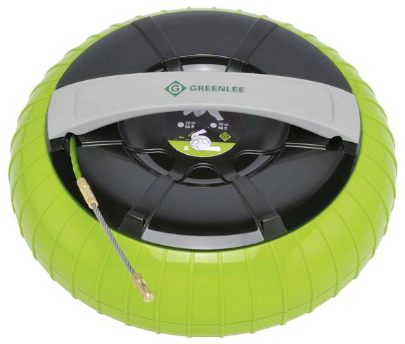 Ein rundes, grün-schwarzes Greenlee Kabelziehwerkzeug mit einer Metallfassung, konzipiert für elektrische Arbeiten. Modell-Etikett auf der Oberseite sichtbar.