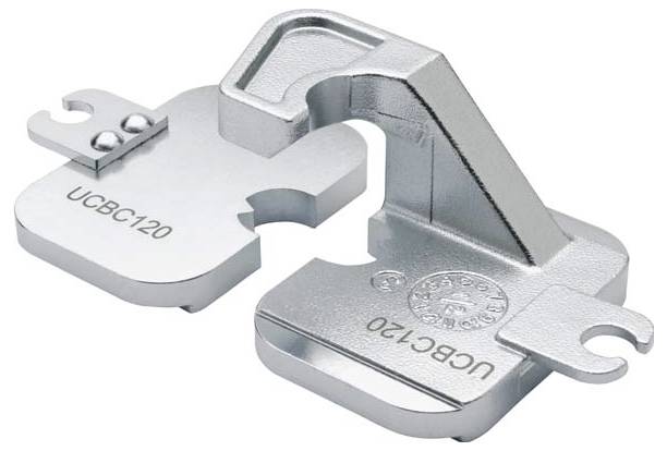 Metallische Verriegelungsbeschläge mit der Bezeichnung 'UCBC120' und 'UBC120', die einen Scharniermechanismus mit glänzender Oberfläche zeigen.