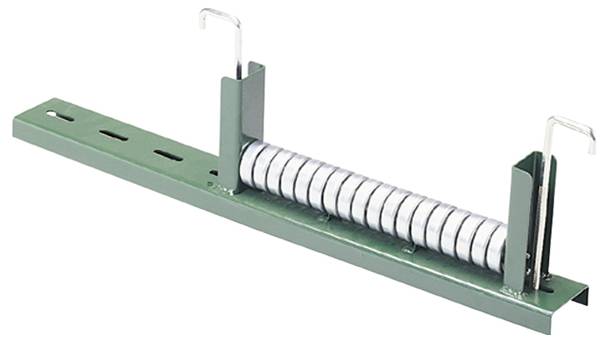 Ein grüner Kabelständer mit einer aufgerollten Kabelrolle, ausgestattet mit zwei aufrechten Stützen und Haken zur Kabelverwaltung.