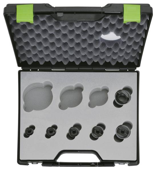 Ein offener Transportkoffer mit Schaumstoffeinsätzen enthält verschiedene kreisförmige Werkzeuge und Zubehörteile, die in vorgesehenen Aussparungen organisiert sind. Der Deckel des Koffers ist mit texturierter Schaumstoffpolsterung ausgestattet.