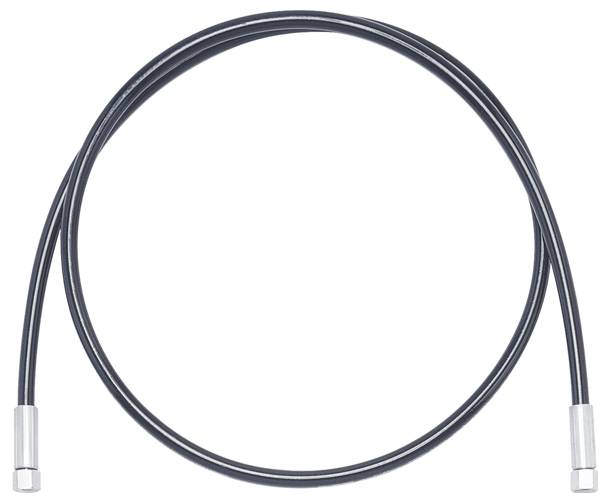 Ein schwarzes, rundes Kabel mit Metallsteckern an jedem Ende, wahrscheinlich für elektronische oder elektrische Verbindungen, auf einem weißen Hintergrund.