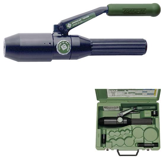 Ein tragbares Greenlee Elektrowerkzeug mit gerilltem Griff, separat und in seinem grünen Transportkoffer mit verschiedenen Zubehörteilen dargestellt.