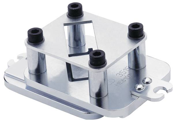 Eine Metallbefestigungshalterung mit vier Schrauben, die zum Sichern von Komponenten in Maschinen oder elektronischen Geräten verwendet wird. Sie weist eine rechteckige Platte und zylindrische Stützen auf.