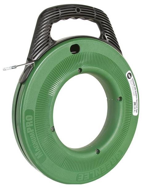 Eine grüne Kabelzugspule mit einem schwarzen Griff, beschriftet mit 'Greenlee Magnump Pro', die zum Führen von elektrischen Kabeln durch Rohrleitungen verwendet wird.