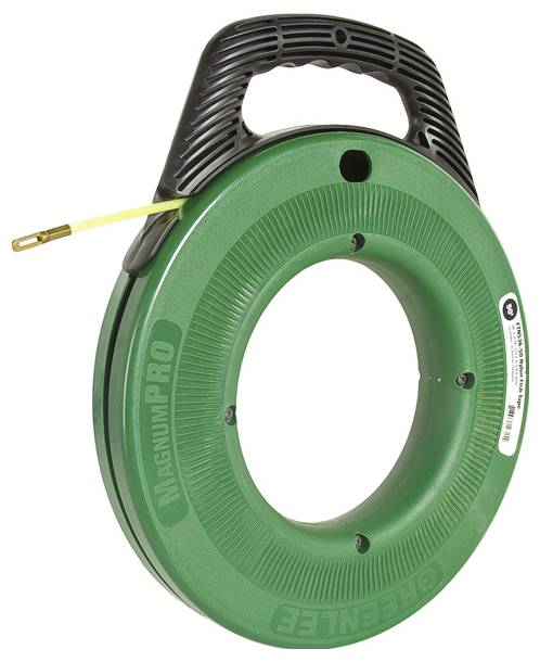 Ein grünes kreisförmiges Werkzeug mit einem Griff, beschriftet mit 'Magnum Pro Greenlee', mit einem gelben Band, das sich vom Zentrum aus erstreckt.