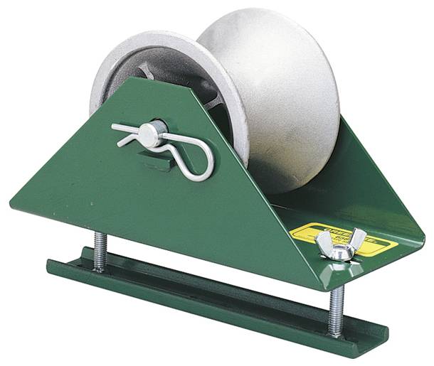 Ein grüner Bootsanhänger-Bugrollenbügel mit einem Metallstift, der entwickelt wurde, um das Boot effektiv auf dem Anhänger zu stützen und zu führen.