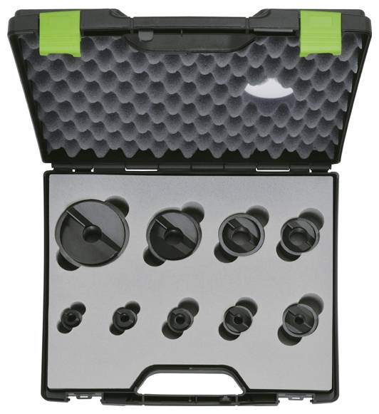 Ein schwarzer, mit Schaumstoff ausgekleideter Koffer, der neun schwarze kreisförmige Werkzeuge unterschiedlicher Größen enthält, die in einzelnen Fächern gesichert sind.