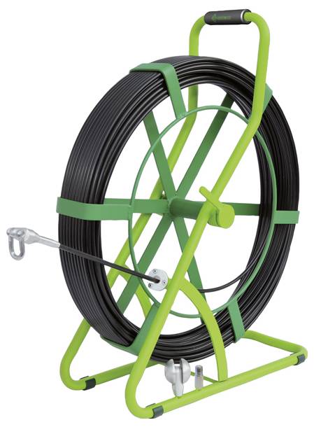 Ein grüner Kabelrollenständer hält eine aufgewickelte schwarze Kabel mit einem Metallhaken, der für einfache Kabelverwaltung und Transport konzipiert ist.