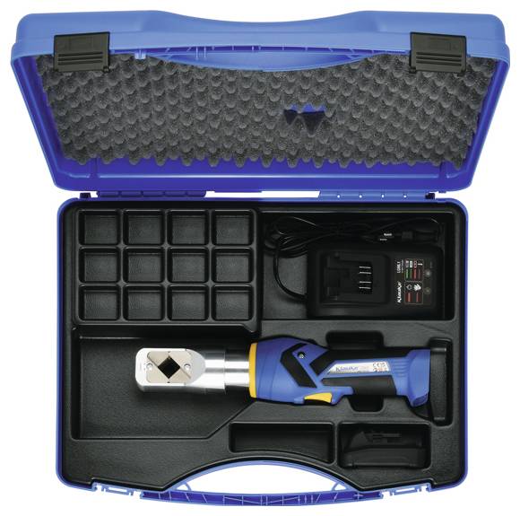 Eine blaue Transporttasche, die ein hydraulisches Crimpwerkzeug mit abnehmbarem Akku und Ladegerät enthält, mit Fächern zur übersichtlichen Aufbewahrung angeordnet.