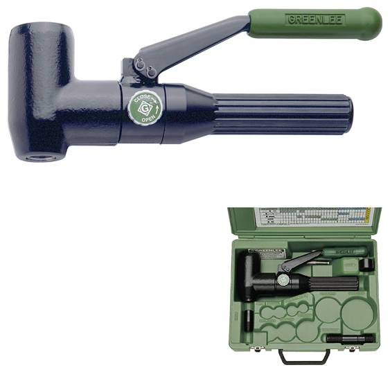 Ein hydraulischer Ausstanzwerkzeug mit grünem Griff, der über seinem Transportkoffer mit verschiedenen Stanzwerkzeugen und Zubehör abgebildet ist.