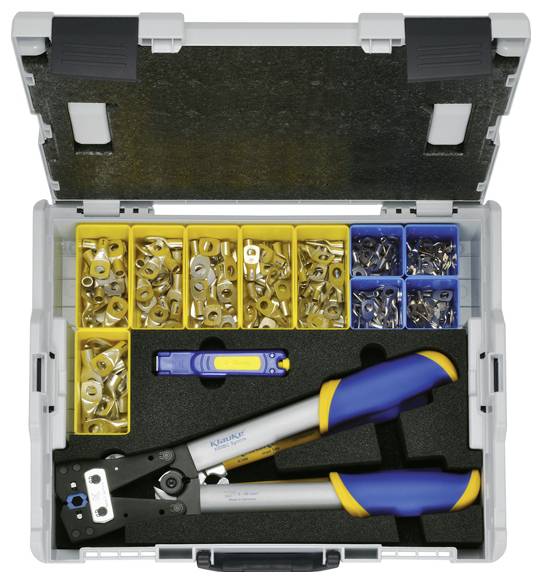 Ein offener Werkzeugkoffer, der eine Crimpzange mit gelben und blauen Griffen enthält. Verschiedene Metallverbinder und Kabelschuhe sind in Fächern sortiert.