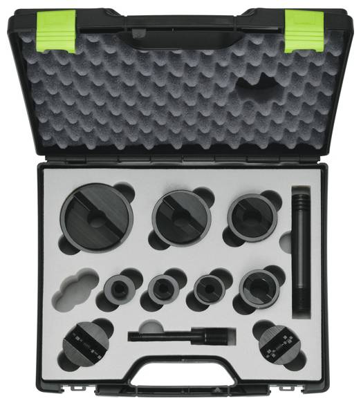 Eine schwarze Plastiktragetasche mit Schaumstoffeinlage enthält verschiedene Größen schwarzer Metallkreiswerkzeuge, die wahrscheinlich für mechanische oder automobiltechnische Zwecke bestimmt sind.