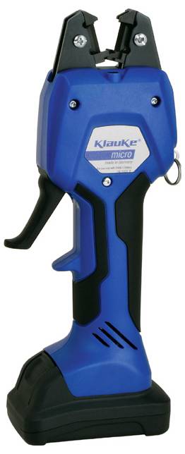 Ein blau-schwarzes, tragbares elektrisches Werkzeug mit Auslöser, das zum Crimpen von Kabeln entwickelt wurde und in aufrechter Position gezeigt wird.