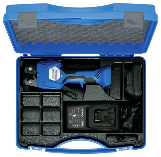 Eine offene blaue Werkzeugbox, die ein Kompressionswerkzeug, ein Ladegerät und verschiedene Zubehörteile enthält, angeordnet in einem maßgeschneiderten Schaumstoffinnenleben.