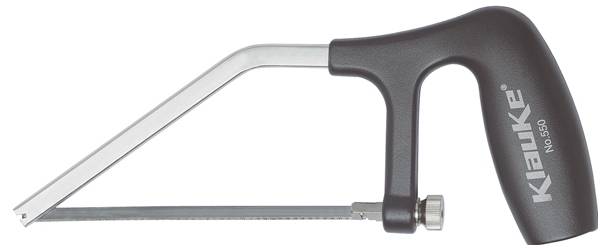 Eine kleine, handliche Handsäge mit einem schwarzen ergonomischen Griff, mit der Markenbezeichnung 'KLAUKE Nr. 590', geeignet für präzise Schnittaufgaben.