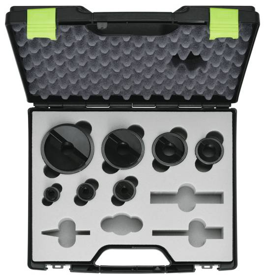 Eine Transporttasche mit verschiedenen schwarzen kreisförmigen Linsen und Zubehörteilen, die in grauen Schaumstoffeinsätzen organisiert sind und zur gezielten Aufbewahrung von Ausrüstungszubehör dienen.