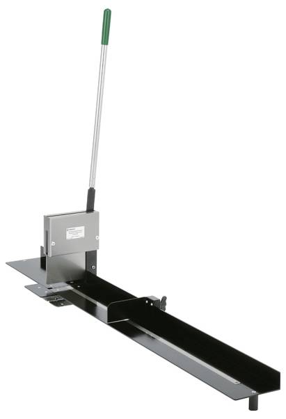 Ein industrielles Metallbiegewerkzeug mit langem Griff, verwendet zum präzisen Biegen von Metallblechen, vor einem weißen Hintergrund.