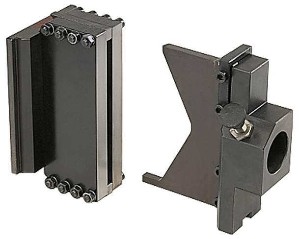 Zwei schwarze Metallwerkzeughalter mit mehreren Schrauben und einer zylindrischen Öffnung, entwickelt für industrielle oder maschinelle Anwendungen.