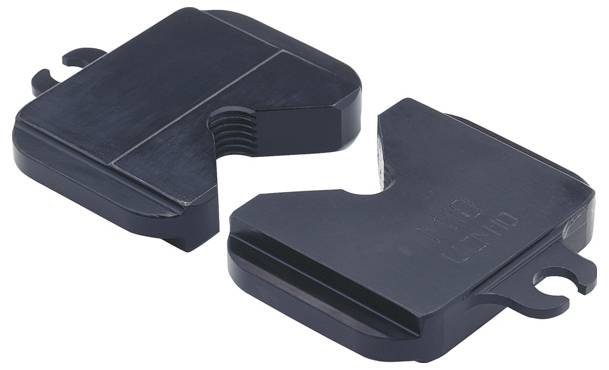 Zwei dunkle, rechteckige Bremsbeläge aus Metall mit Rillen, auseinander positioniert, mit gekurvten Einkerbungen an den Kanten zur Ausrichtung in einem Bremssystem.