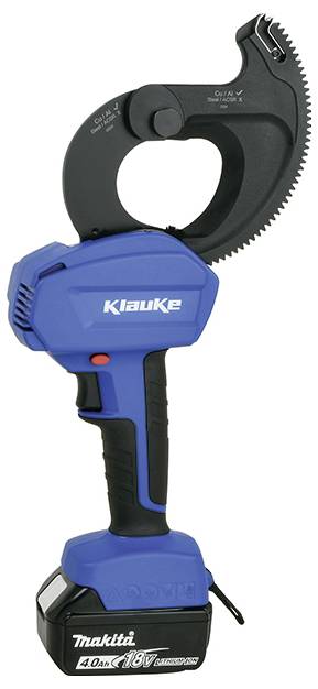 Elektrische Kabelschere mit blauem und schwarzem Gehäuse, mit der Aufschrift 'Klauke', ausgestattet mit einer großen Schneidezange und einem 18V-Akku an der Basis.