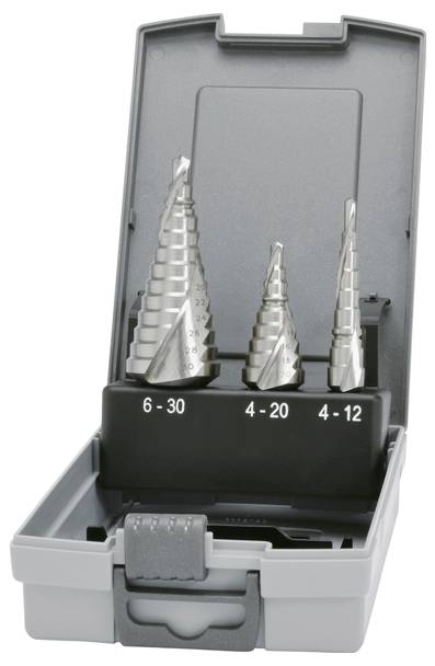 Ein Satz von drei Stufenbohrern unterschiedlicher Größen in einem offenen grauen Etui. Jeder Bohrer ist mit einem Durchmesserspektrum gekennzeichnet.