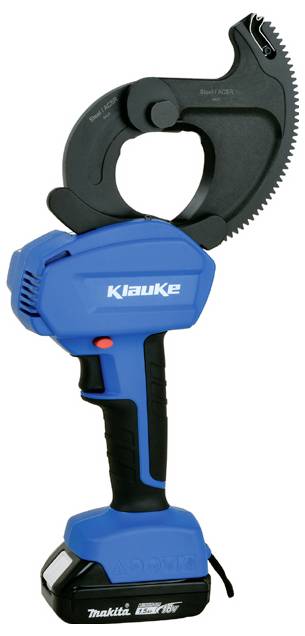 Elektrischer Kabelschneider mit blauem Griff und schwarzem Schneidkopf, versehen mit dem Markennamen 'Klauke'. Er verfügt über einen Akkupack am unteren Ende.