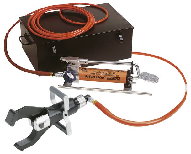 Ein hydraulischer Crimpwerkzeug mit orangefarbenen Schläuchen ist mit einer schwarzen Steuereinheit verbunden und wird für Hochdruck-Crimpaufgaben verwendet.