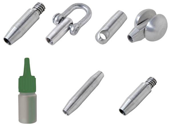 Das Bild zeigt verschiedene Metallkabelarmaturen, einschließlich Endkappen, Schäkeln und Spannkonen, neben einer Flasche Klebstoff.
