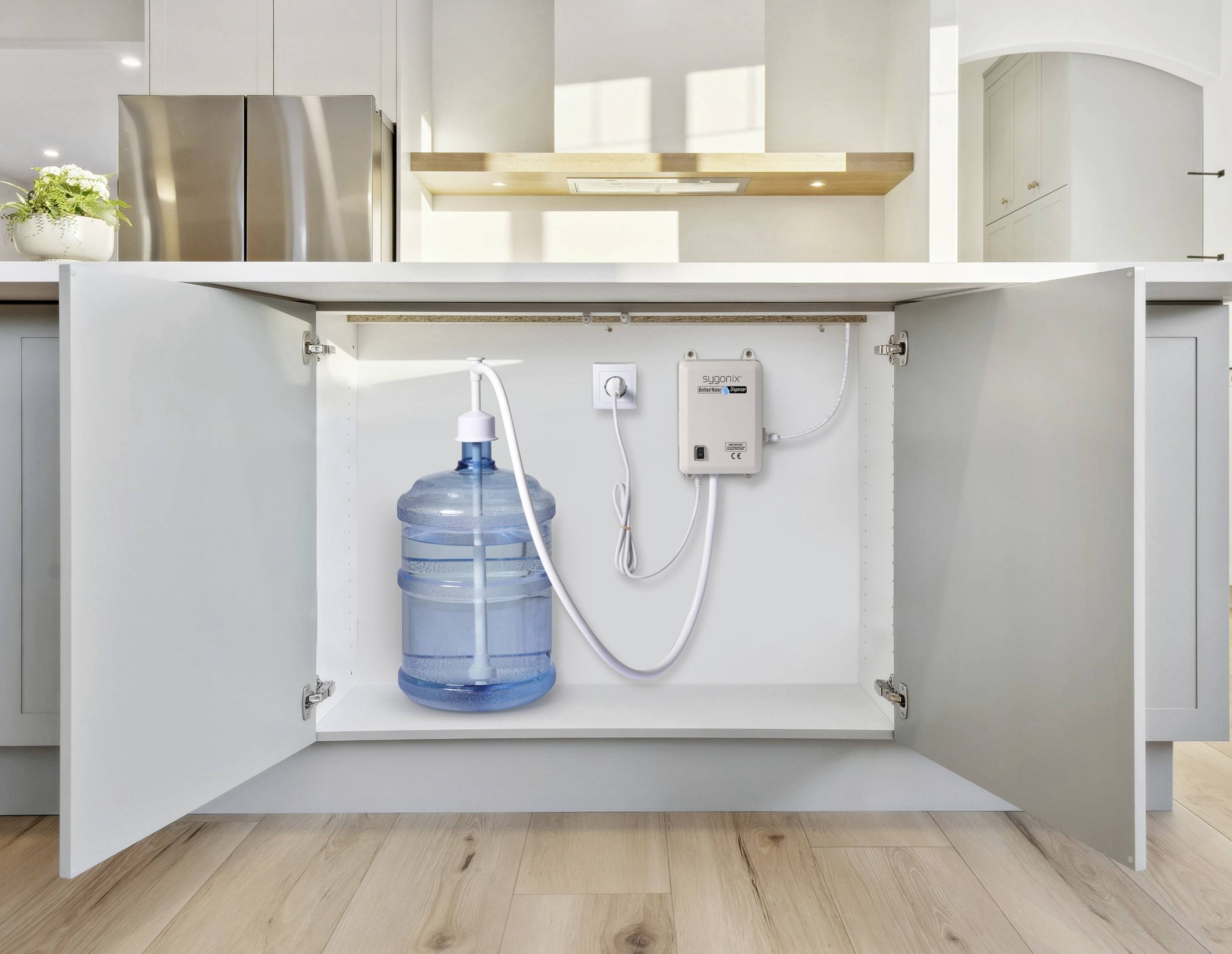 Blick von unten auf ein installiertes Wasserfiltersystem mit einer großen blauen Wasserflasche, Verbindungsschläuchen und Steuereinheit.