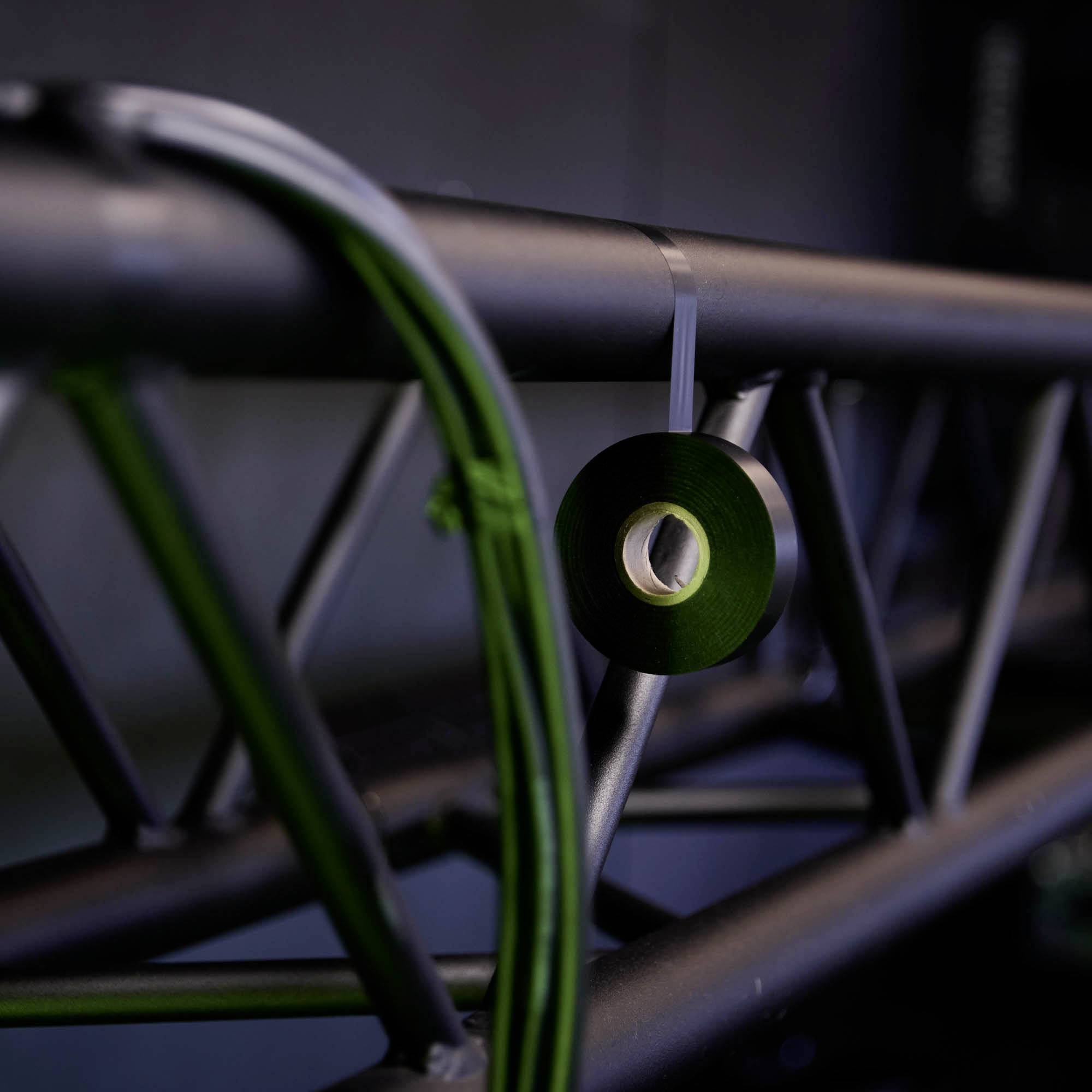 Eine Nahaufnahme von einer Beleuchtungsbühnenstruktur mit einem Kabelhalter in einer dunklen Umgebung.