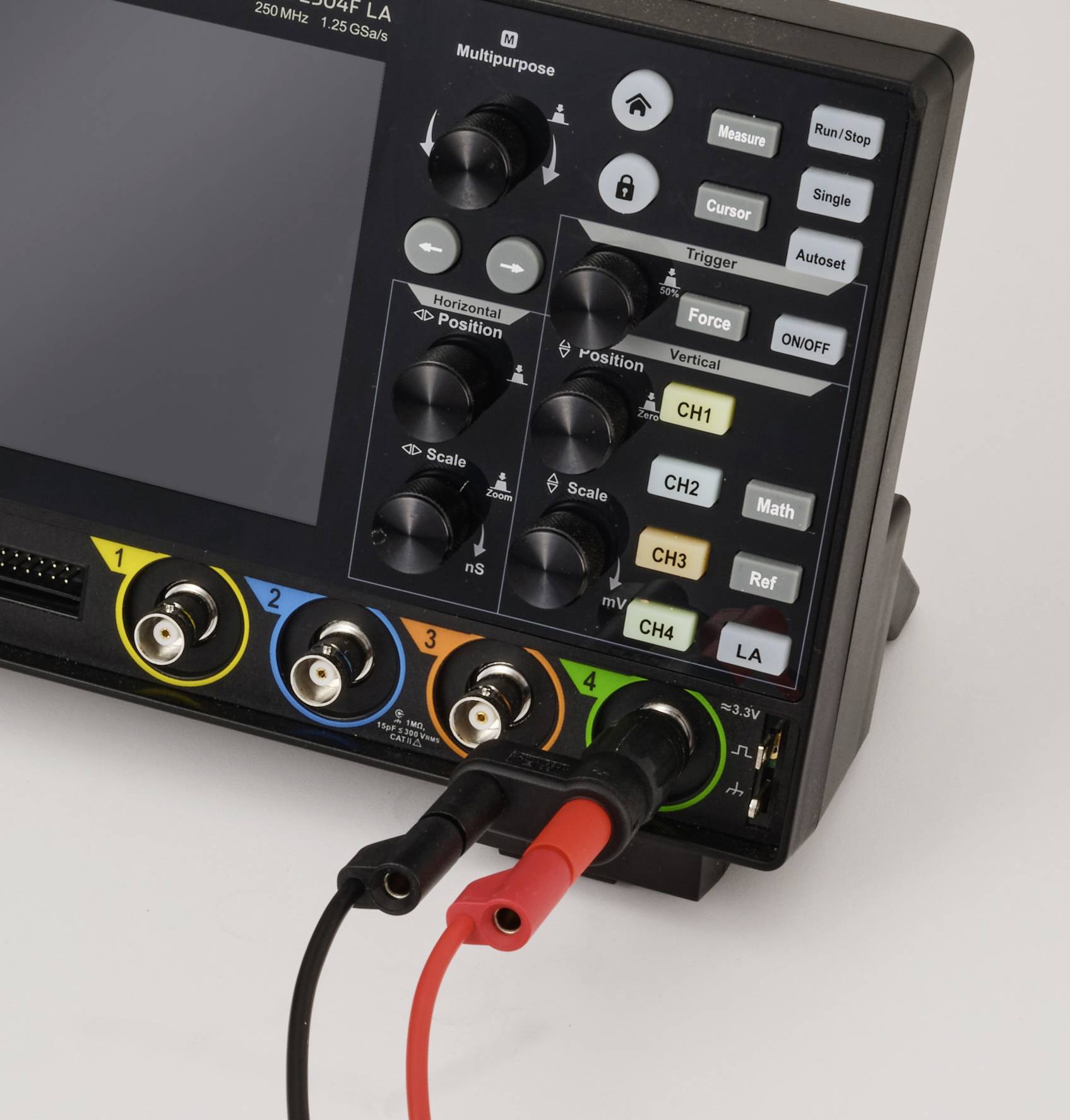 Ein digitales Oszilloskop mit verschiedenen Bedienknöpfen und Eingängen. Farbige Anschlüsse mit den Bezeichnungen CH1 bis CH4 für Signalverbindungen.
