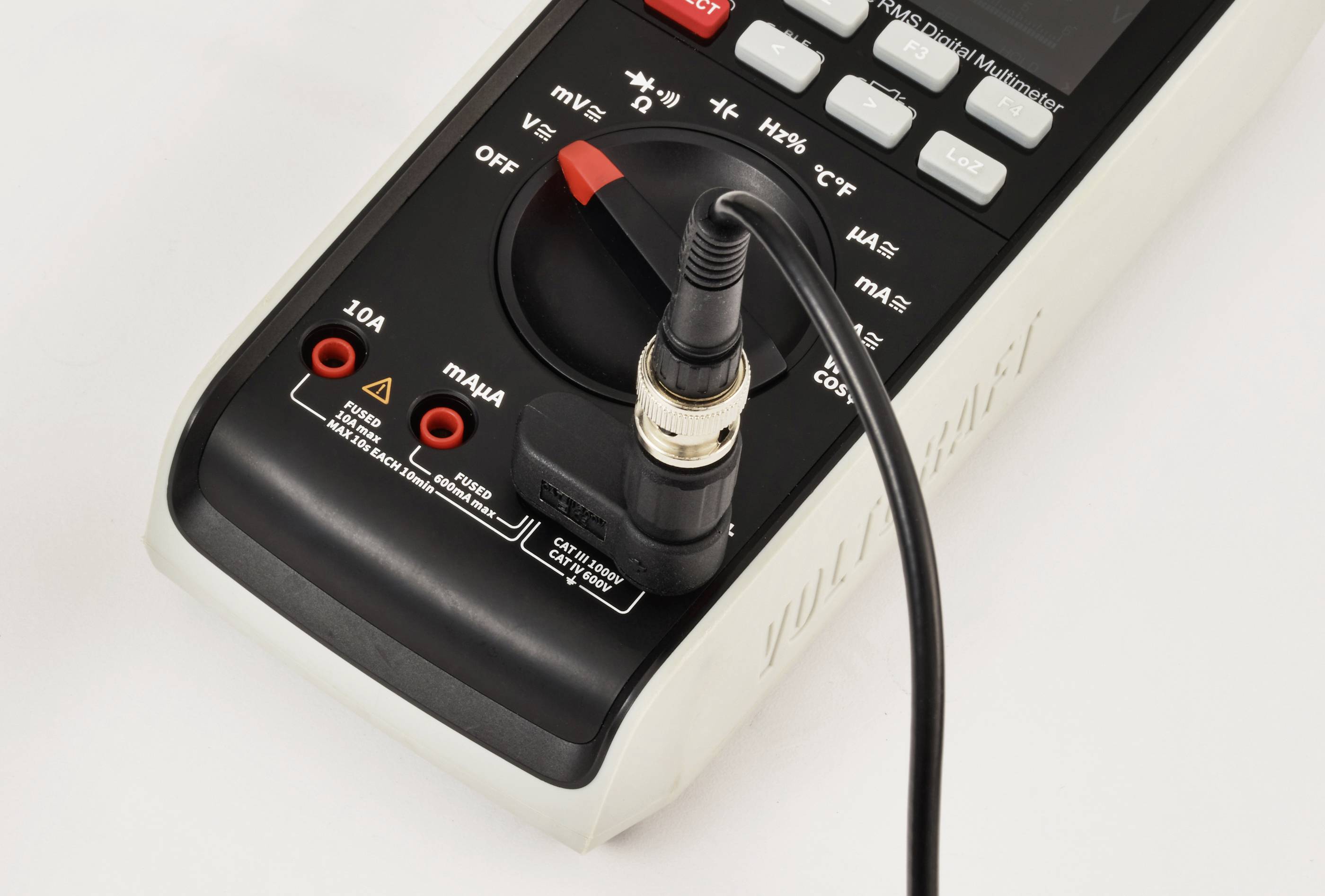 Ein digitales Multimeter mit eingesteckter Messspitze, eingestellt zur Strommessung. Der Drehschalter ist auf den 10A-Bereich eingestellt, was eine Messung hoher Stromstärke anzeigt.