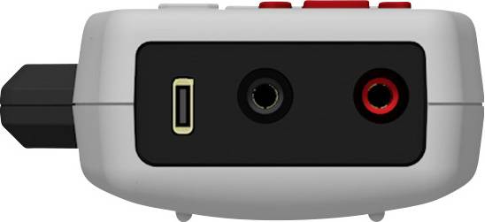 Ein weißes und schwarzes elektronisches Audiogerät mit einem USB-Anschluss und zwei Audiobuchsen an einer Seite.