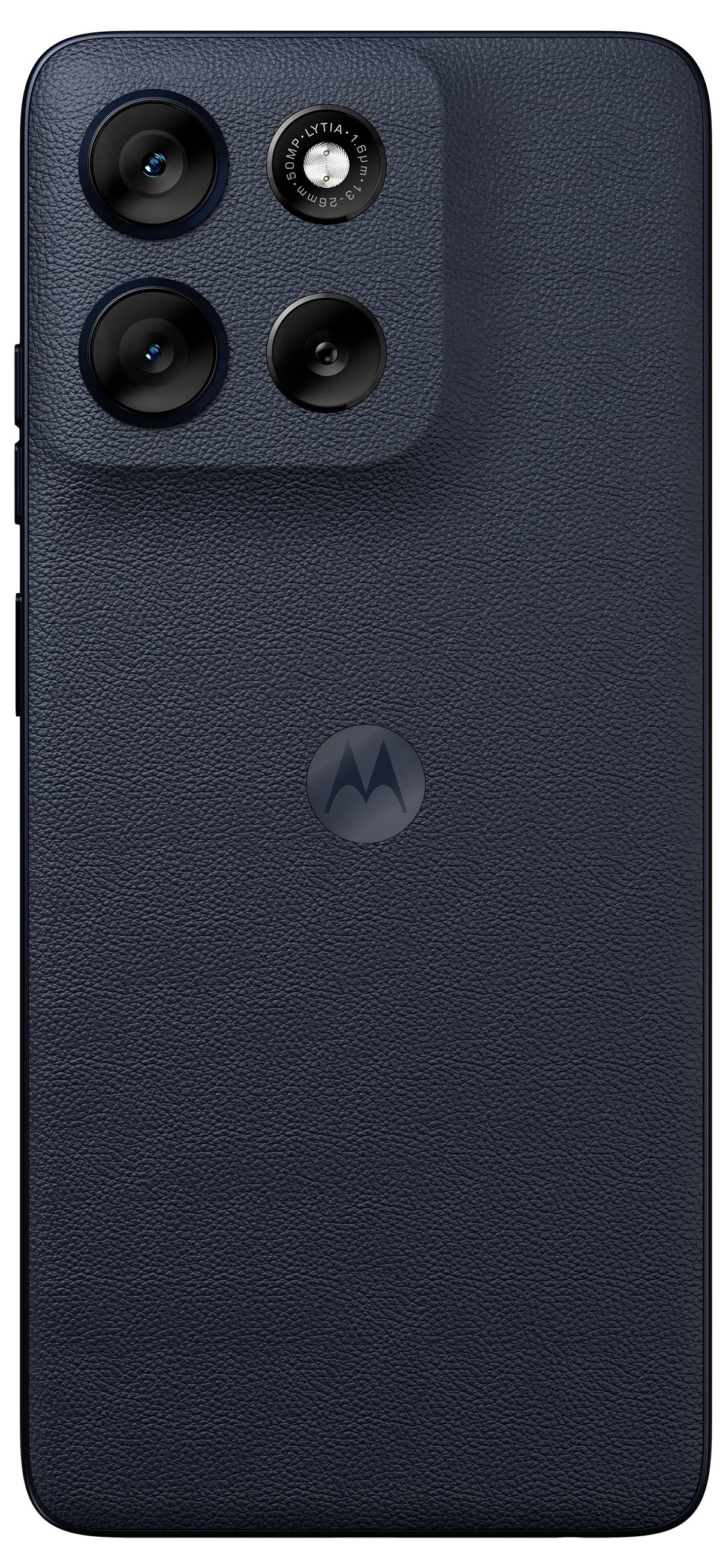 Ein Smartphone mit einer dunkel strukturierten Rückseite, ausgestattet mit einem dreifachen Kamerasystem und einem Motorola-Logo in der Mitte.