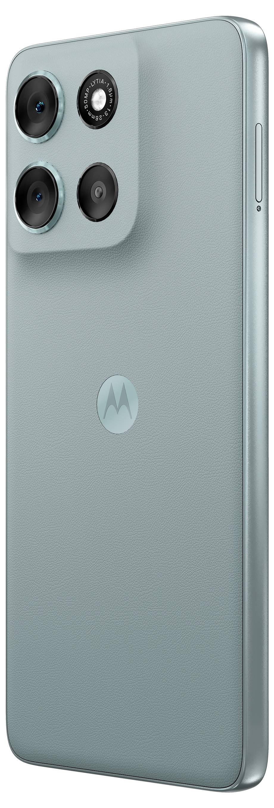 Ein elegantes Smartphone mit einem hellblauen metallischen Rücken, auf dem ein Motorola-Logo angebracht ist und ein Triple-Kamera-Modul in der oberen linken Ecke sitzt.