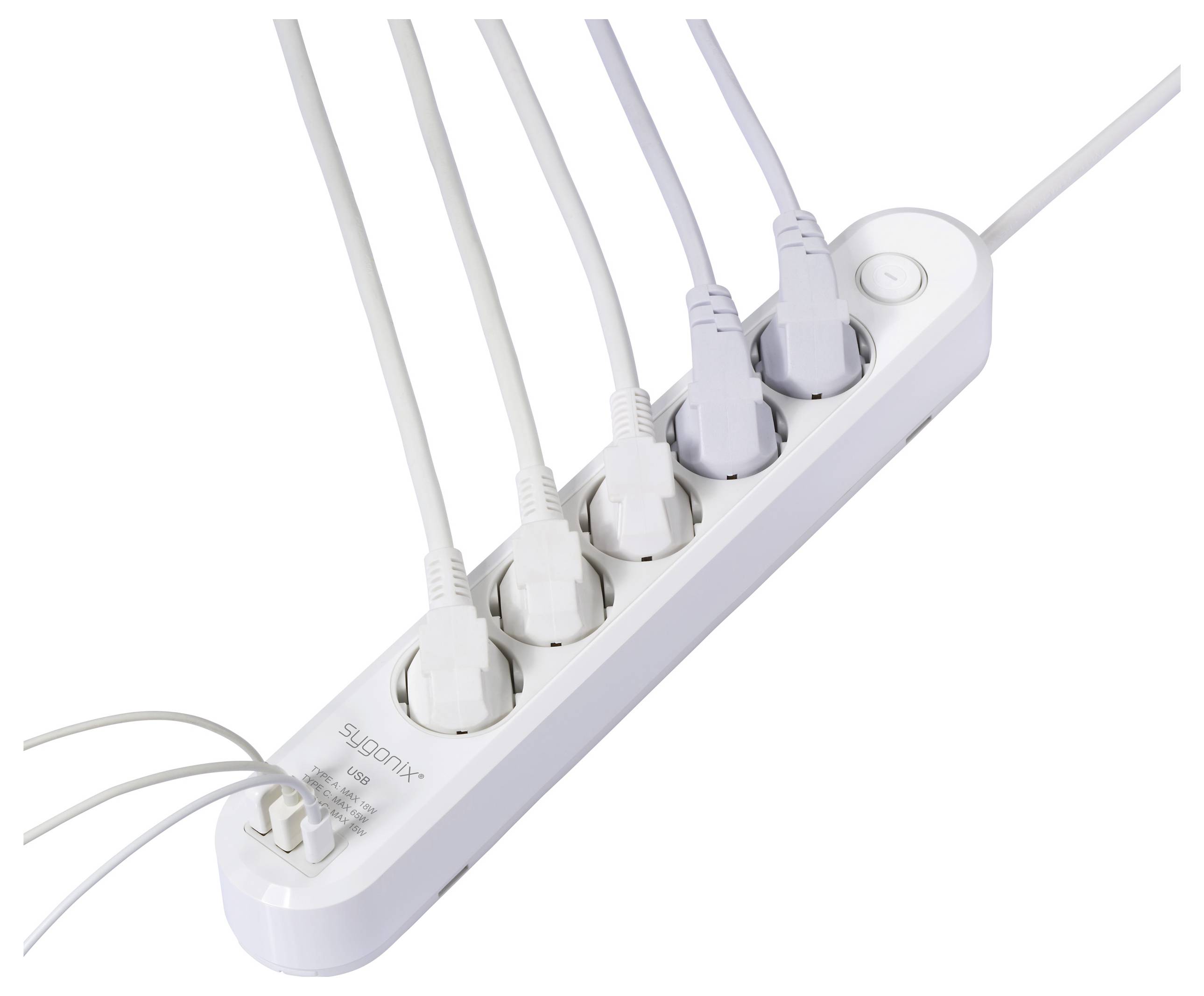 Mehrere weiße Netzkabel sind in eine weiße Steckdosenleiste mit fünf Anschlüssen und einem Netzschalter eingesteckt, was auf eine aktive Nutzung hinweist.
