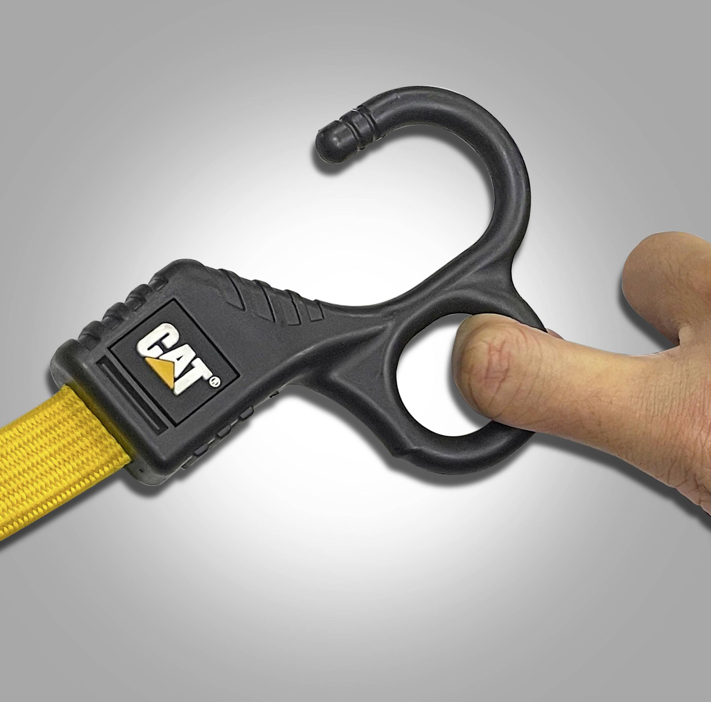 Eine Hand hält einen schwarzen Haken mit der Beschriftung ‚CAT', der an einem gelben Gurt befestigt ist und ein Werkzeug oder eine Ausrüstungskomponente andeutet, die zum Heben oder Sichern konzipiert ist.
