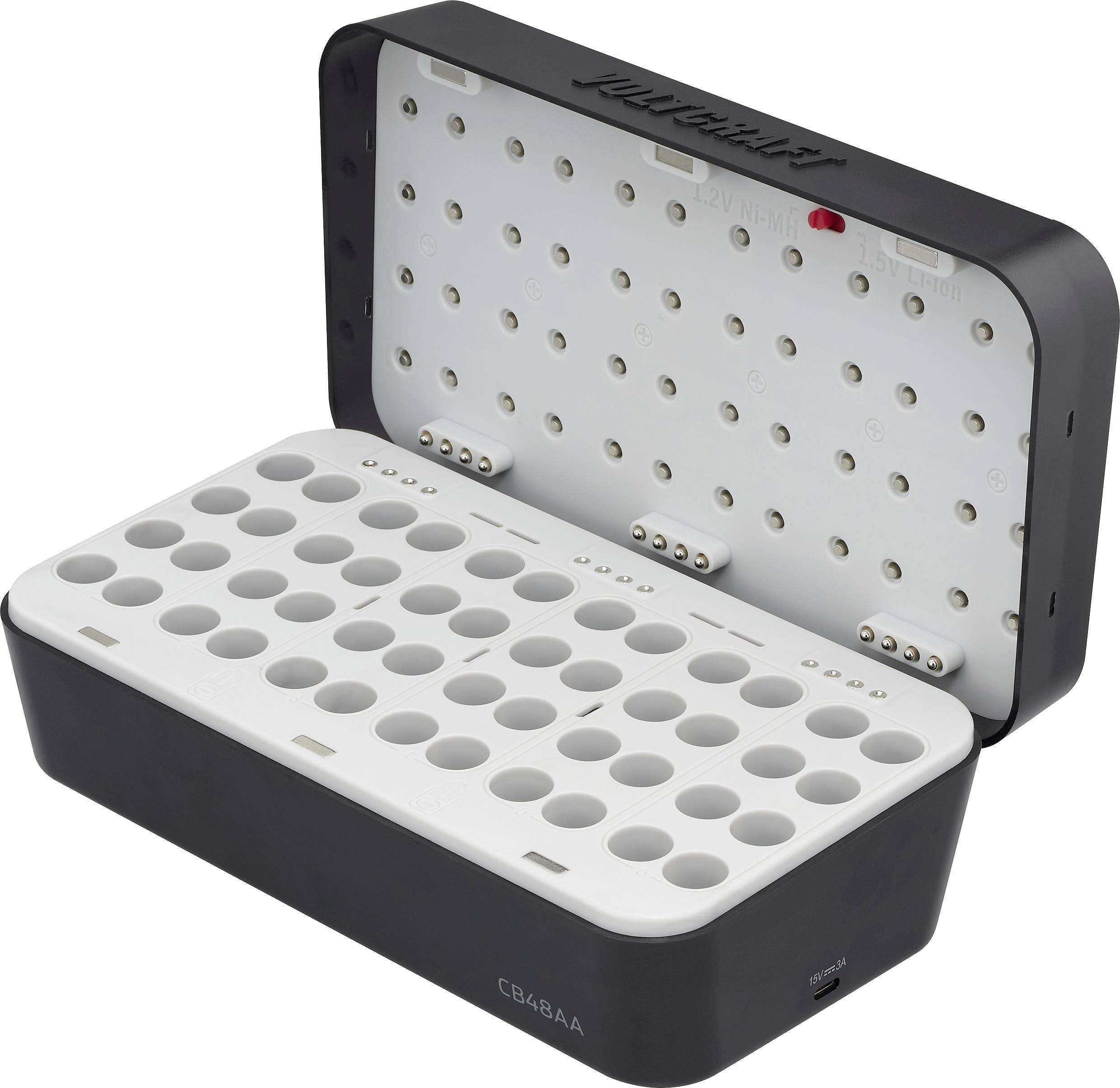 Eine offene Batterieaufbewahrungsbox mit mehreren Fächern zum Lagern von Batterien, mit einem digitalen Tester auf dem Deckel zum Überprüfen der Batterieladung.