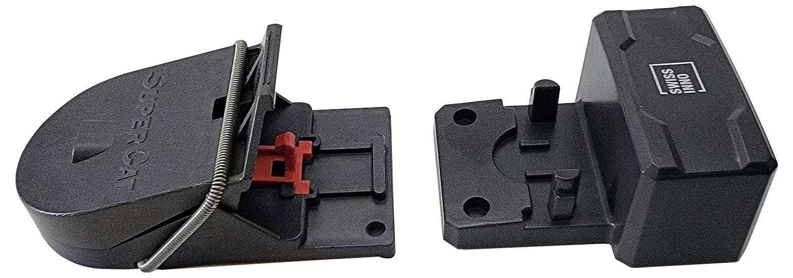 Eine Kunststoff-Nagetierfalle mit Federmechanismus neben einem quadratischen Köderblock-Halter von Grant's Super-Snap, bereit zur Montage.