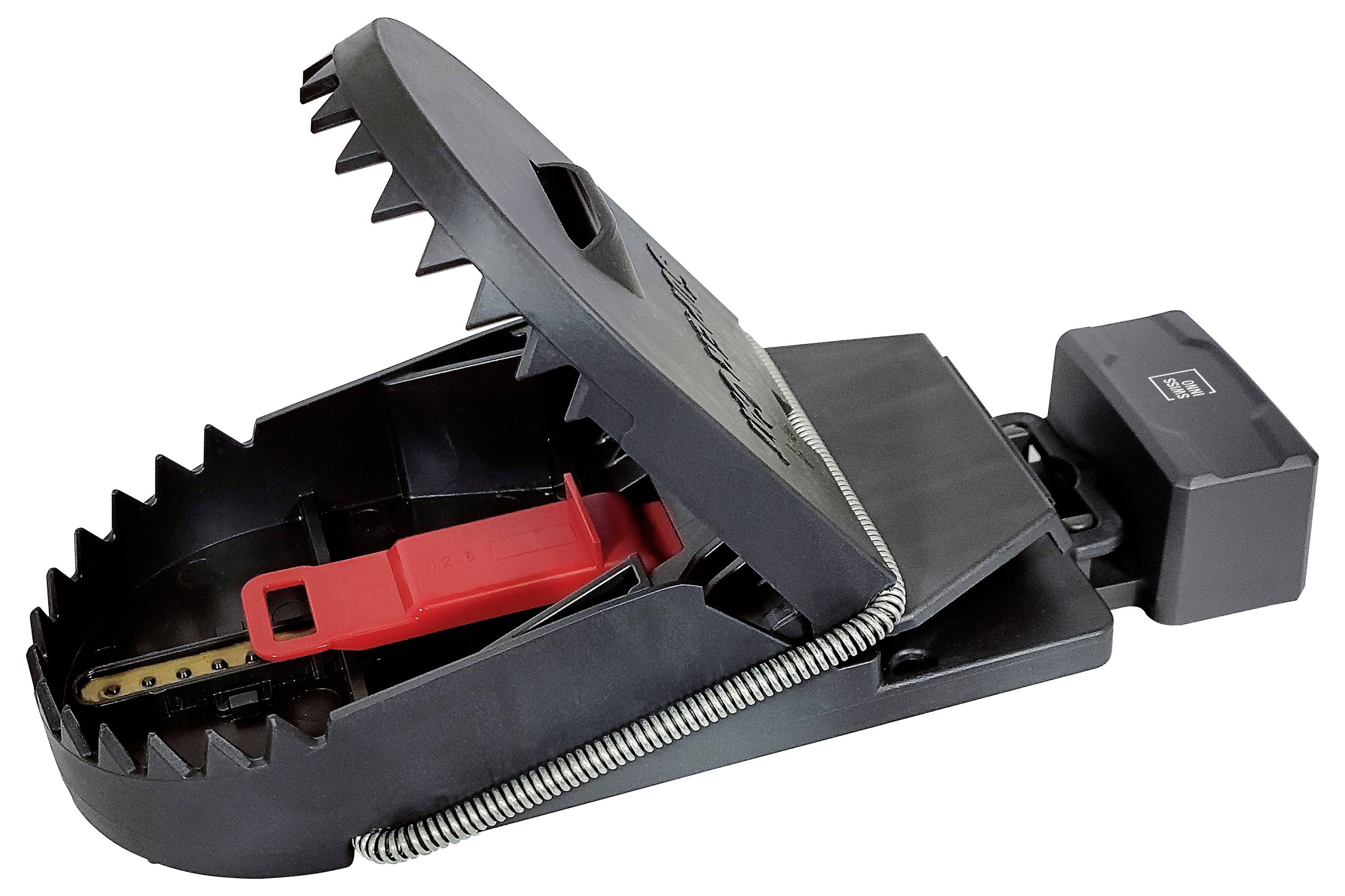 Eine schwarze Kunststoff-Rattenfalle mit einem roten Auslösemechanismus sitzt offen und einsatzbereit.