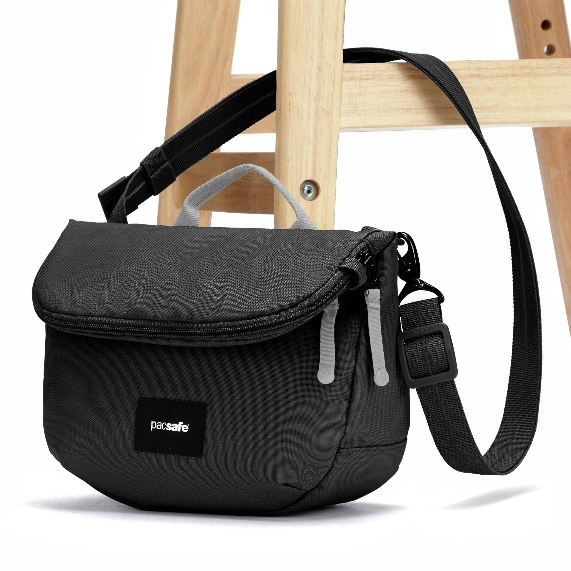 Pacsafe Umhängetasche GO Saddle Crossbody 35140130 1St.