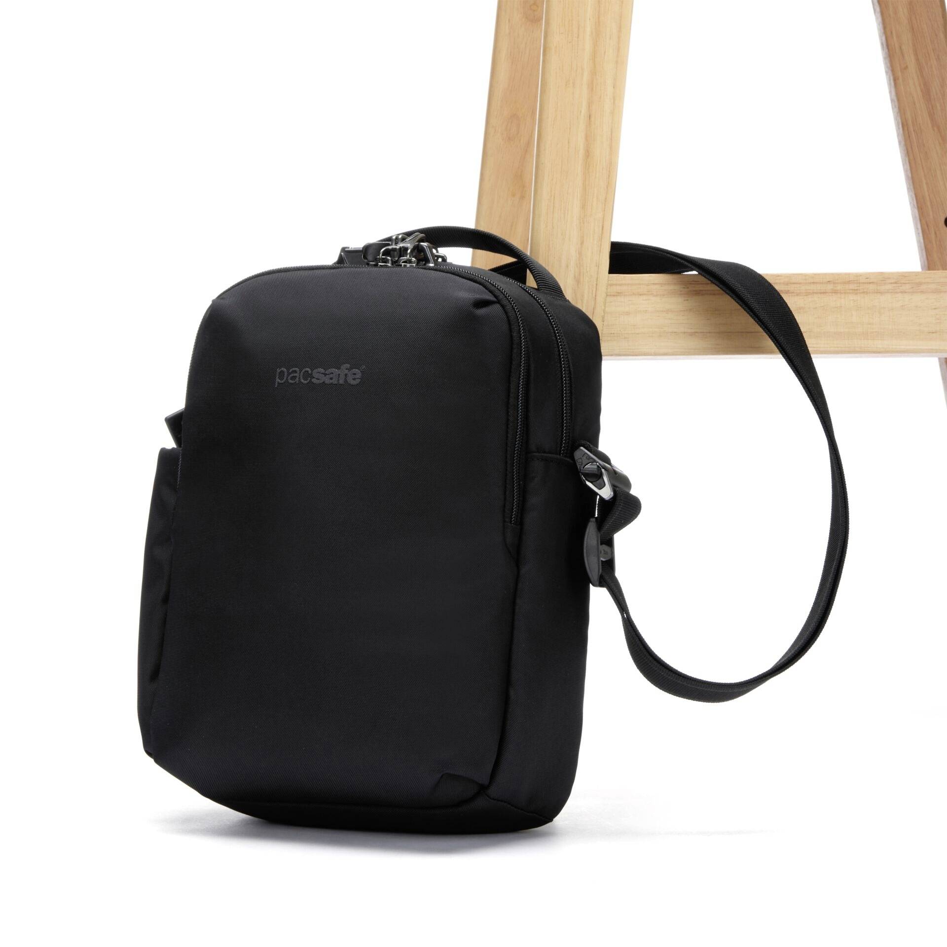 Pacsafe Notebook Tasche V Tour Crossbody schwarz Passend für maximal: 27,9cm (11") Schwarz