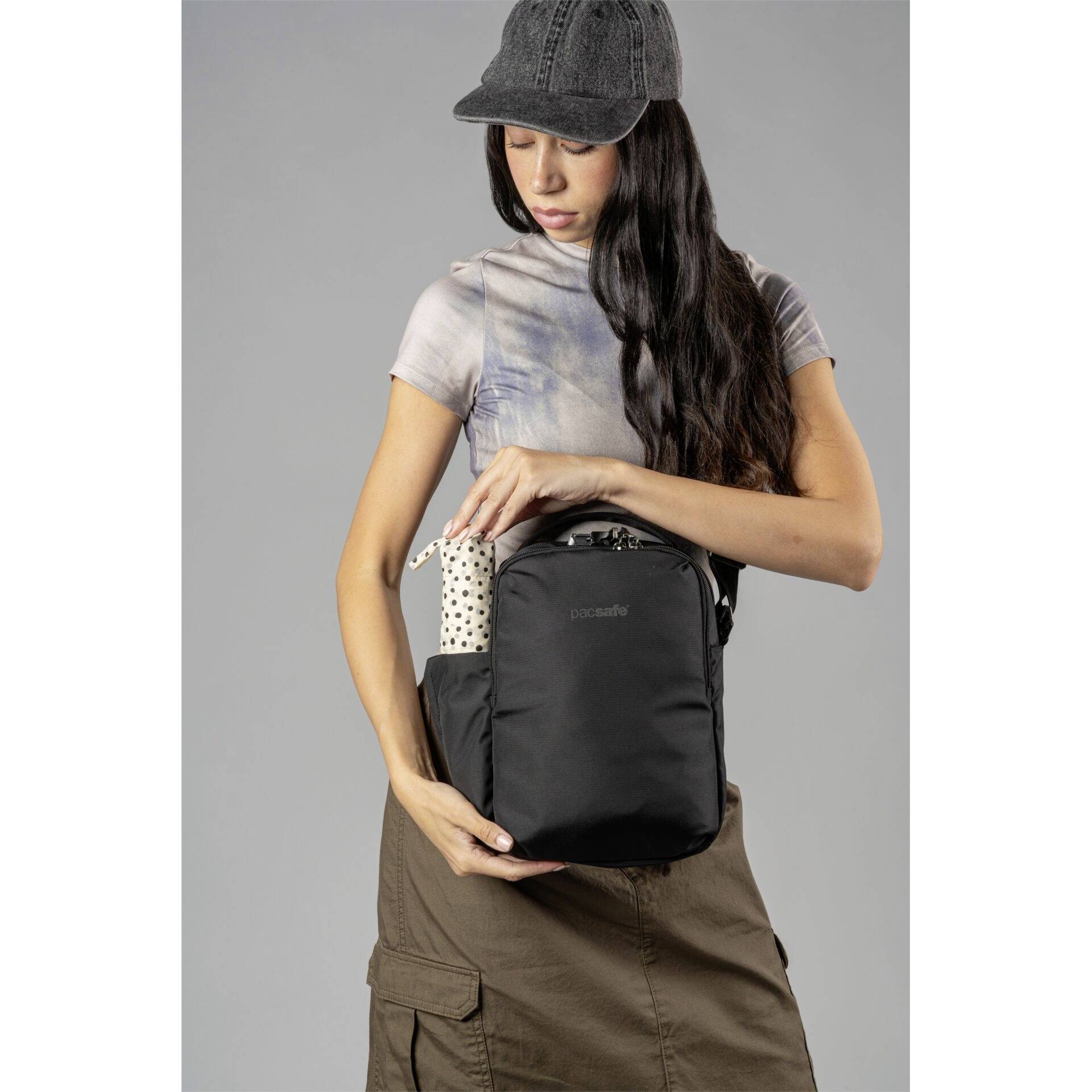 Pacsafe Notebook Tasche V Tour Crossbody schwarz Passend für maximal: 27,9cm (11") Schwarz